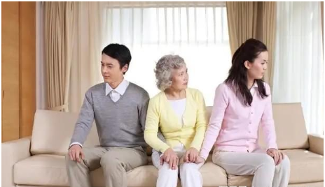 “跟你的月子仇过去吧”15天后，母亲出院了，男人3口之家快没了