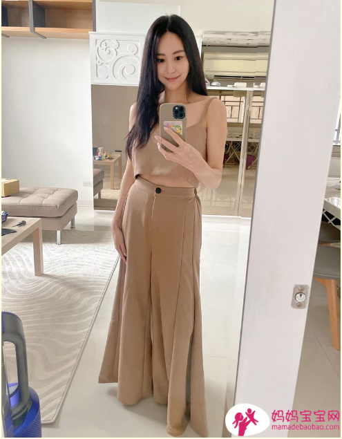 甜心主播辣泄傲人美胸「挤压变形」险遮不住网：太犯规！