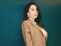 甜心主播辣泄傲人美胸「挤压变形」险遮不住网：太犯规！