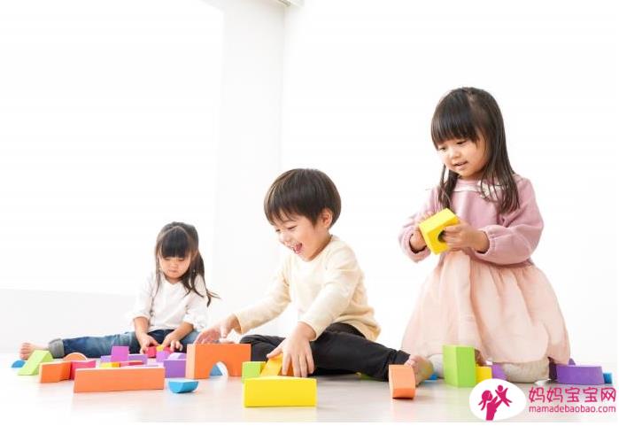 贴心大仔懂事照顾弟弟主动关心爸爸健康全职父母感自责甘愿努力工作