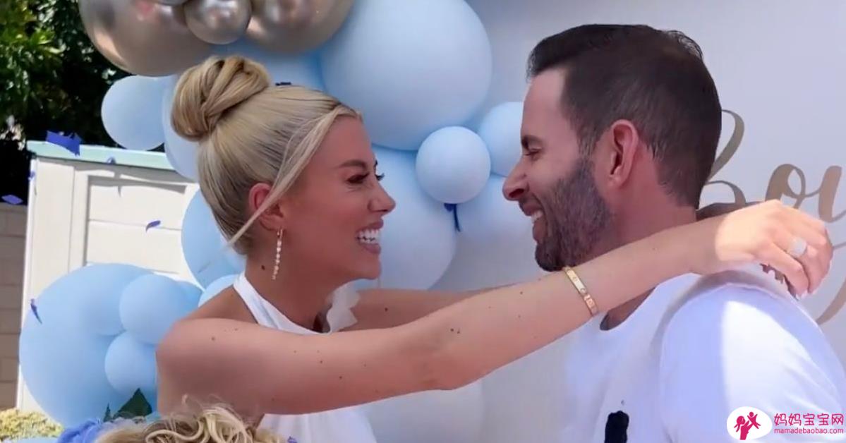 怀孕的希瑟·雷·埃尔·穆萨 与 塔雷克·埃尔·穆萨揭示第一个孩子的性别