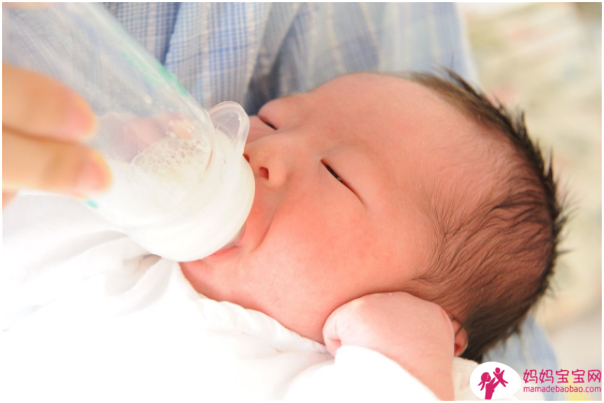 出生40天新生儿呛奶反覆缺氧险死！呛奶必学急救4步骤