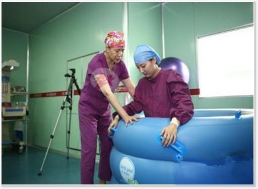 美女明星青睐做“海豚妈妈” 这种神奇分娩方式广州也有