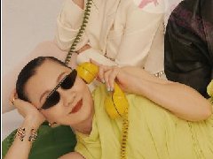 70岁比莉姐驾驭男装大衣超时髦！　合体「女儿们」霸气登封