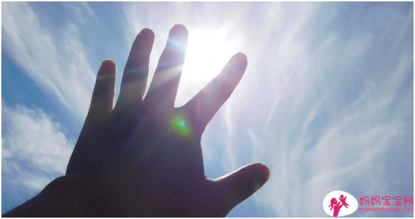 眼睛也要防晒！紫外线可能造成白内障，医师解析最该防晒的部位