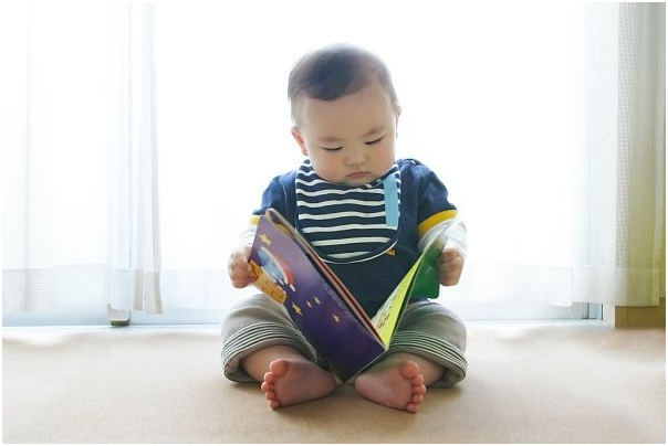 爱撕书的宝宝很聪明 爸妈一起加入孩子更开心