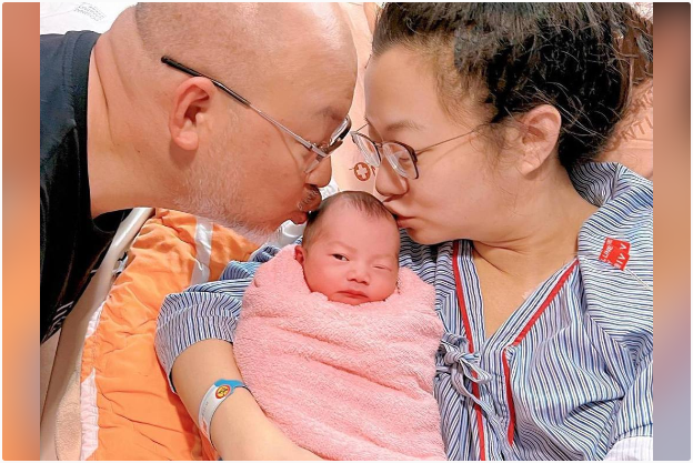 赵小侨曝女儿「喂食秀」 超萌「小野兽」猛咬爸爸手指