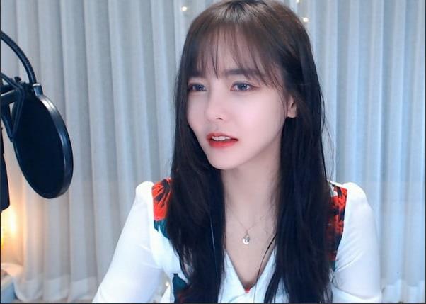 据传忘忧草在线社区www中国中文人气暴涨？网友：女主播太会搞气氛