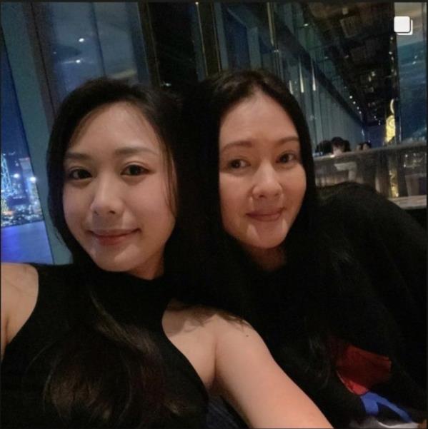 56岁性感女神李丽珍现状曝光合体神美女儿基因太强