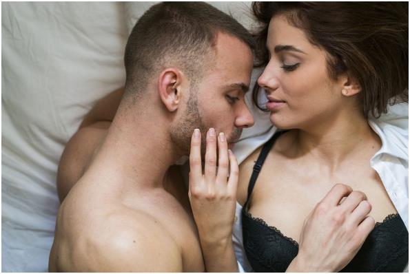 姐妹们说说老公是怎么进入的：8个让女人湿到洗床单的色色花招！