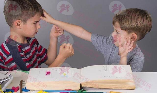 爸妈如何正确处理宝宝打人咬人等攻击性行为？