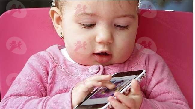 如何帮助孩子正确使用电子设备？看看美国儿科学会AAP的建议