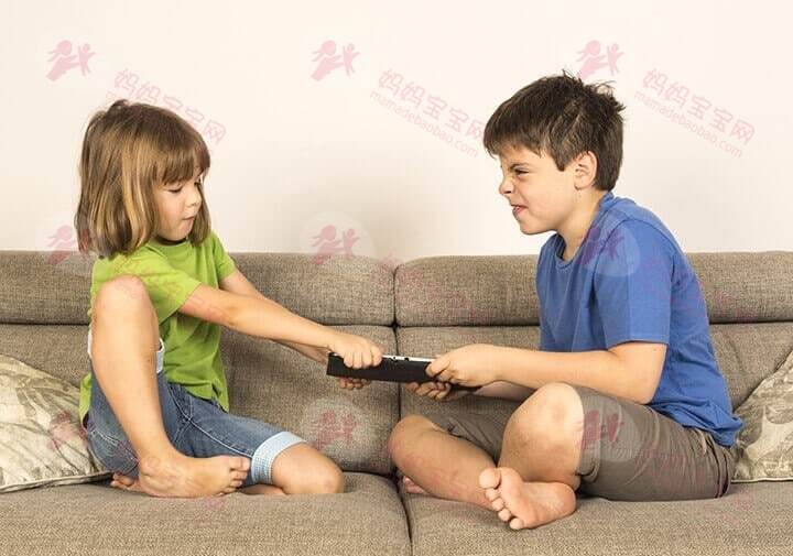 娃突然变成了爱打人咬人的“小恶魔”？爸妈应该这样正确引导和教育！