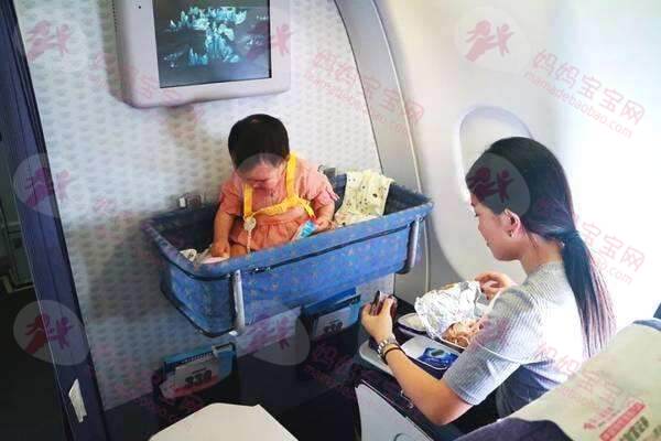 母乳妈妈坐飞机必备指南：飞机上怎么给宝宝喂母乳？吸奶器、母乳能带上飞机