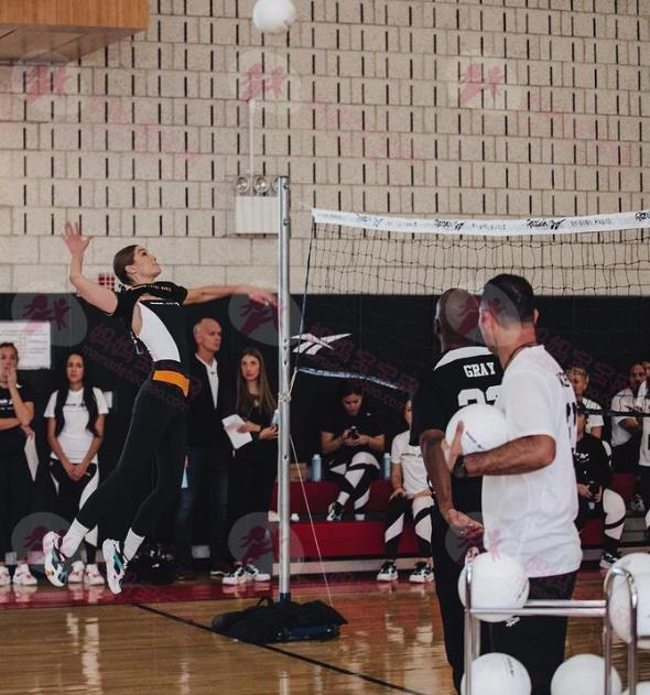 与李奥纳多约会中，打破25岁魔咒！超模Gigi Hadid产后身材依旧火辣