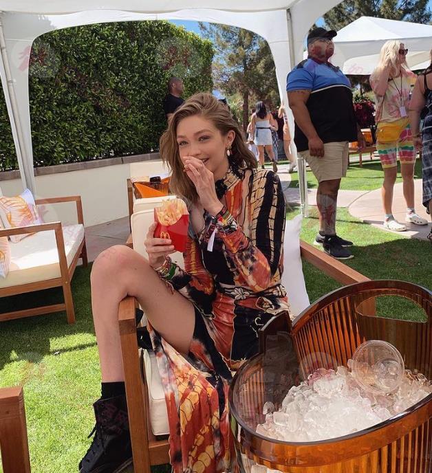 与李奥纳多约会中，打破25岁魔咒！超模Gigi Hadid产后身材依旧火辣