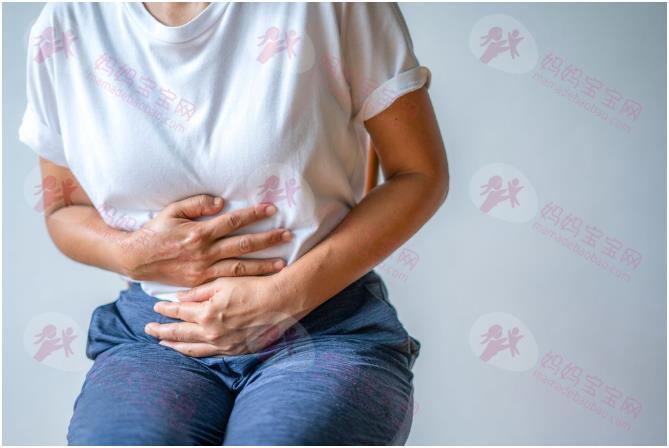 「食物中毒」8种症状+5个加速恢复的方法，清淡饮食、避免脱水非常重要！