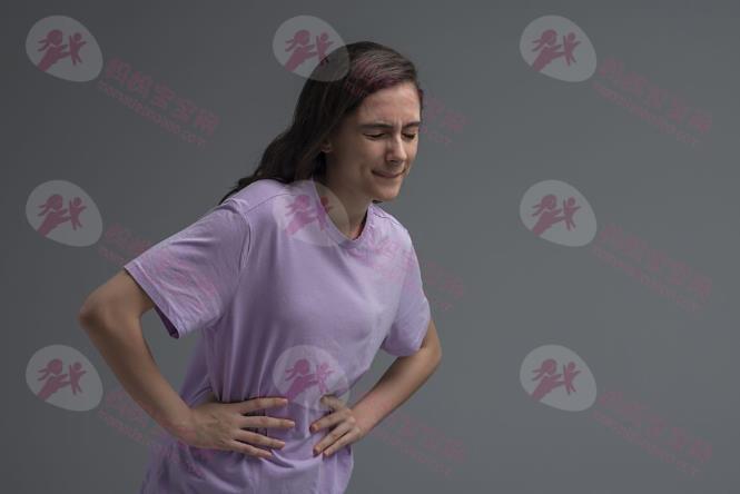 「食物中毒」8种症状+5个加速恢复的方法，清淡饮食、避免脱水非常重要！