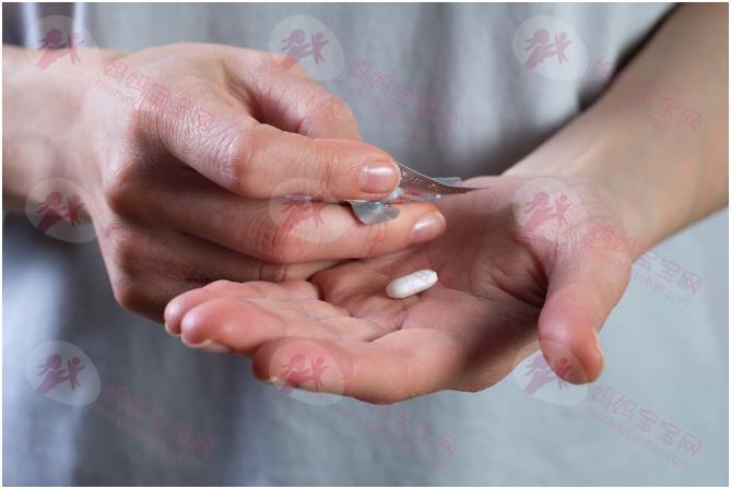 「食物中毒」8种症状+5个加速恢复的方法，清淡饮食、避免脱水非常重要！