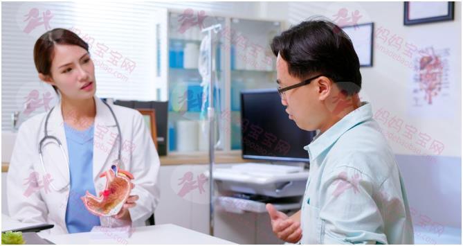 「食物中毒」8种症状+5个加速恢复的方法，清淡饮食、避免脱水非常重要！