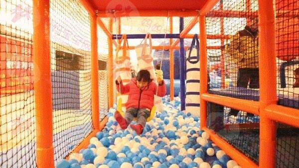 当孩子在室内游乐场、游泳馆玩耍时，请爸妈放下手中的手机！