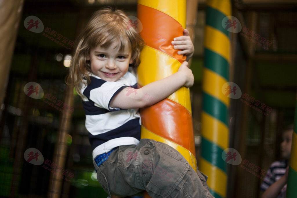 当孩子在室内游乐场、游泳馆玩耍时，请爸妈放下手中的手机！