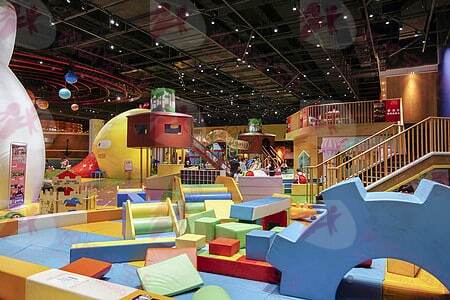 当孩子在室内游乐场、游泳馆玩耍时，请爸妈放下手中的手机！