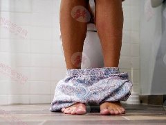 大便黑色｜为什么喝很多水还是有黑便？原因、血便、肚子痛、臭味⋯