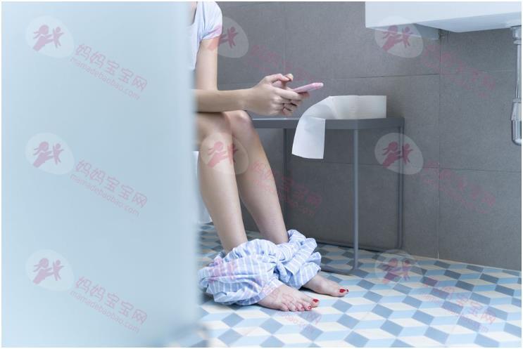 大便黑色｜为什么喝很多水还是有黑便？原因、血便、肚子痛、臭味⋯