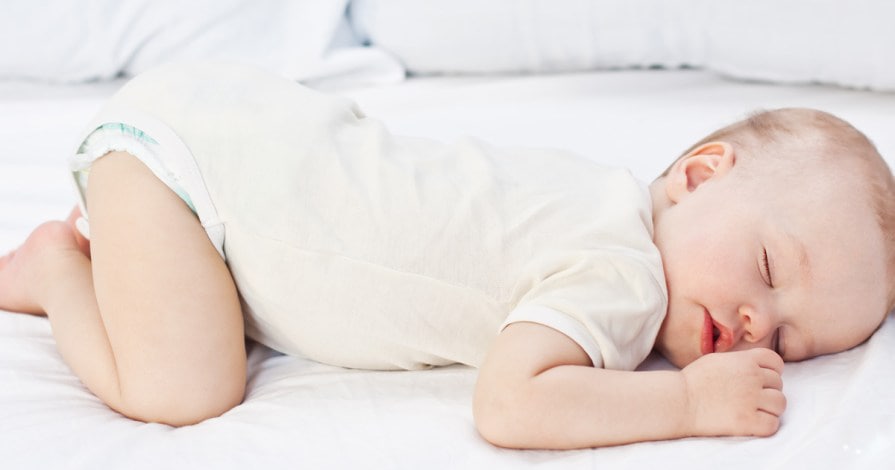 宝宝趴着睡觉好不好？爸妈需要把宝宝翻过来仰睡吗？