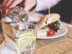 适当的多喝水是不是有助于减肥（喝水有助于减肥吗？）