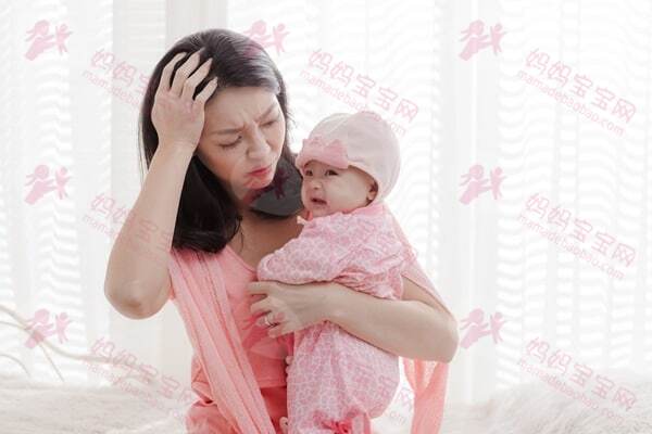 别再笑妈妈「生完孩子就变笨」！每天睡不到4小时谁不犯傻？