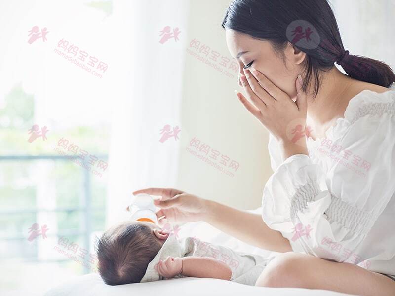 别再笑妈妈「生完孩子就变笨」！每天睡不到4小时谁不犯傻？