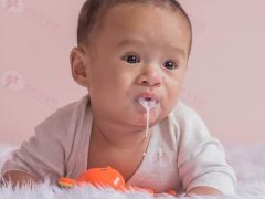 宝宝吐奶厉害的原因是什么