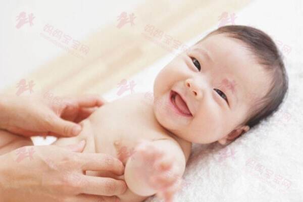 新手爸妈必看：新生儿胀气、肠绞痛、胃食管逆流症状和应对