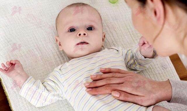 新手爸妈必看：新生儿胀气、肠绞痛、胃食管逆流症状和应对