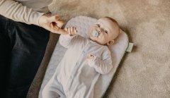 怎么跟宝宝玩？美国幼教师分享5个与宝宝互动的重点(玩具不要太多)