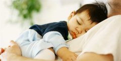 爸爸陪睡孩子最好睡？哄宝宝睡觉的4大妙招！