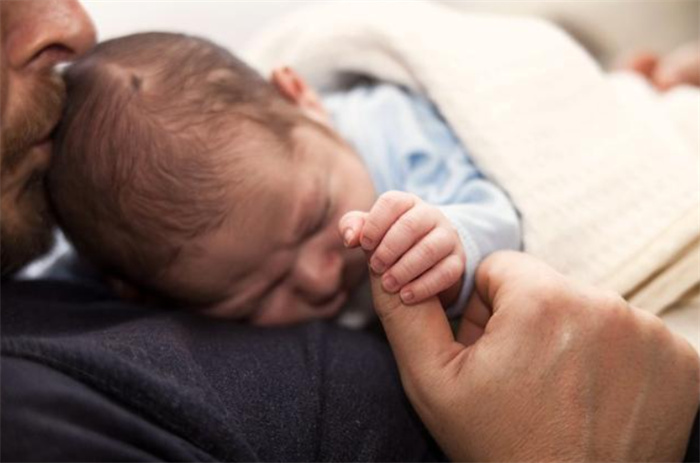 爸爸陪睡孩子最好睡？哄宝宝睡觉的4大妙招！