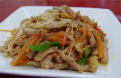 金针菇的鲜香与肉质的完美融合：肉炒金针菇与金针菇炒鸡肉