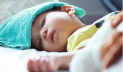 发烧的孩子应该穿袜子以及如何处理母亲