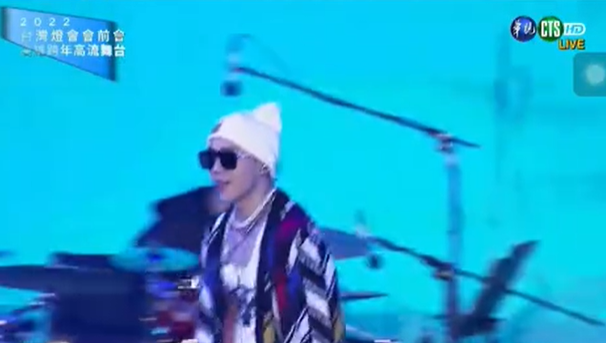 带10位舞群唱高流舞台跨年   萧秉治「有回家的感觉」