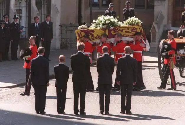 黛妃丧礼「不准太感伤」？英皇室差点不让艾尔顿强献唱