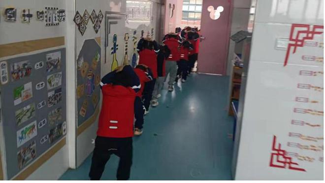幼儿园的地震防灾演练！防灾头套超像鱼卵，网友妈：我怎么看像在举行邪教仪式！