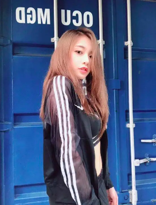 2年前性爱片外流   网红首本写真半小时攻上排行榜