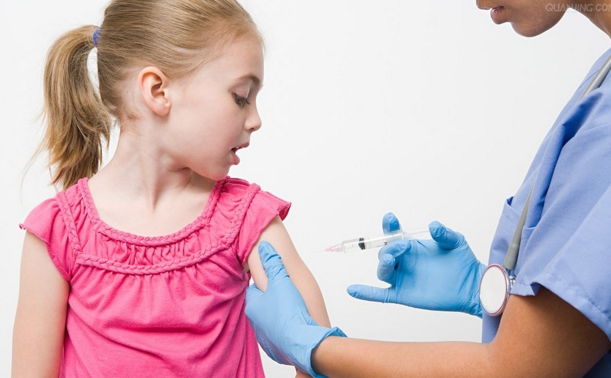 4个月大～2岁健儿门诊重点检查项目，常规疫苗接种时程、施打部位、副作用总整理！