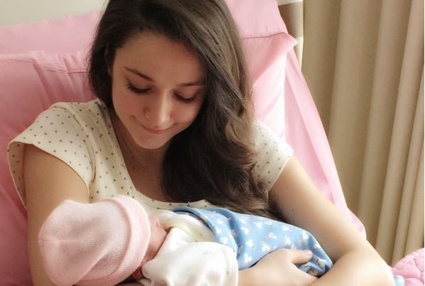 情人节迎二宝！瑞莎产后气色佳 抱娃甜喊：最棒的礼物