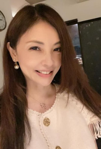 何如芸传授品味穿搭 挑选红、金、橘色系