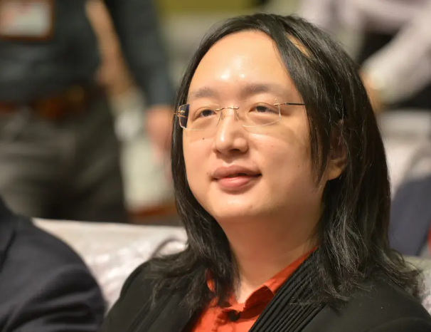 走过被围殴的童年,唐凤16岁创业33岁退休,如今成为中国台湾防疫天才大臣:与众不同才是正常!