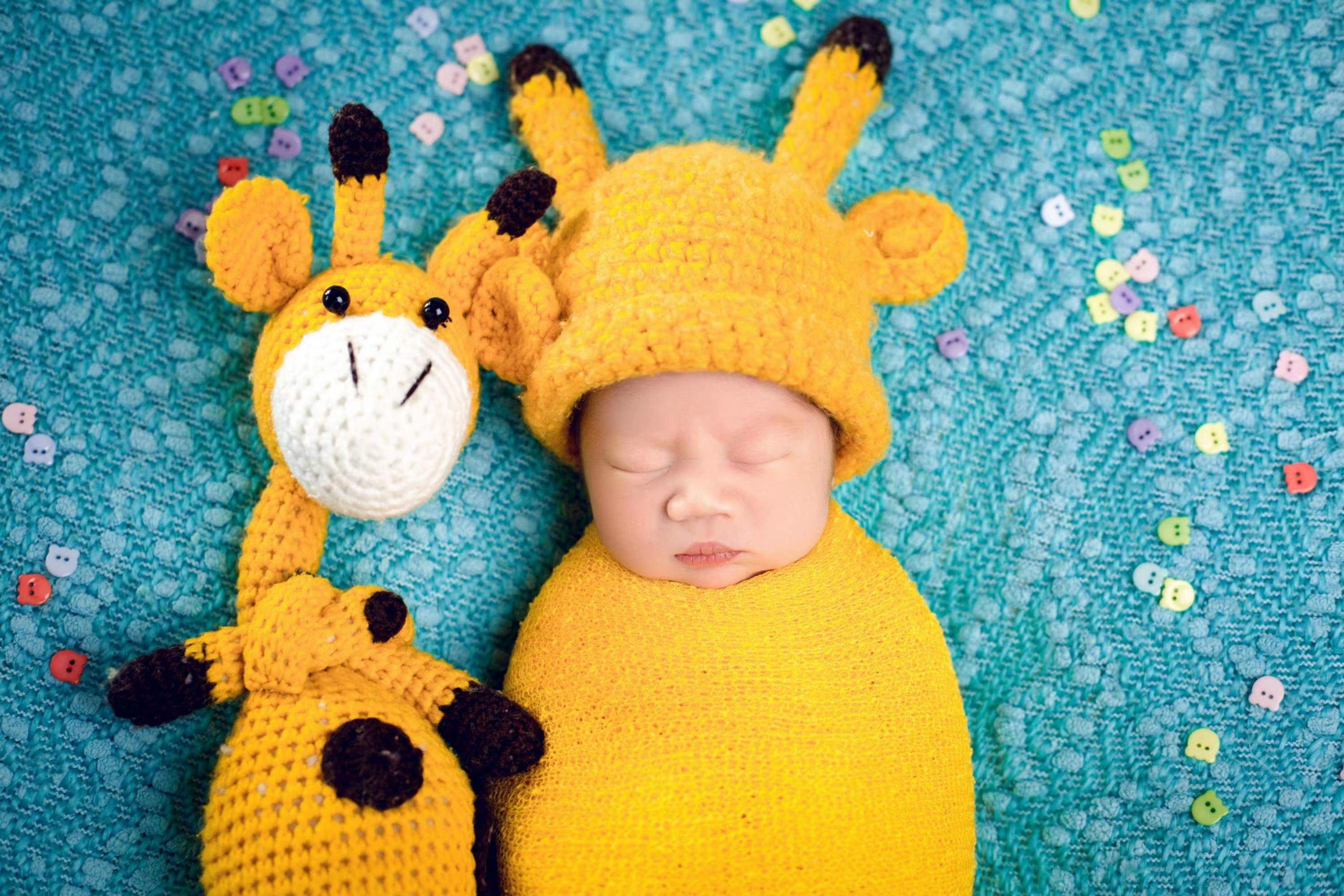 「孩子黏不黏」看出生那一刻!状况题二选一,若立刻睁眼紧盯妈妈,恭喜你抽中黏人宝